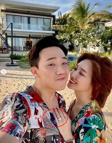 Sau Lệ Quyên đến lượt Hari Won chăm tạo dáng khoe nhẫn kim cương chồng tặng-5