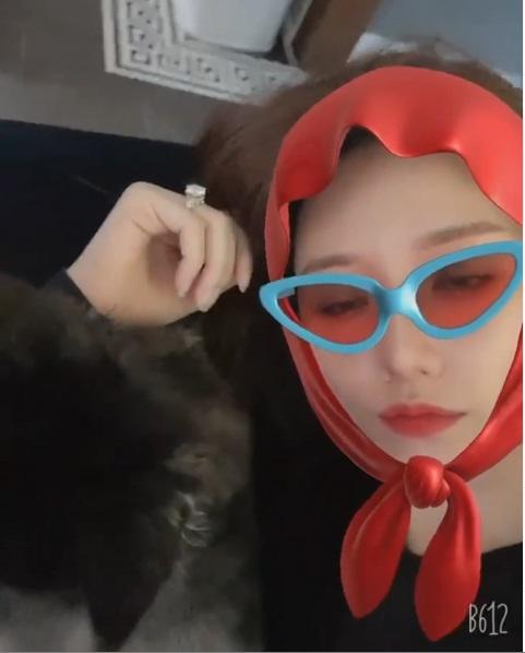 Sau Lệ Quyên đến lượt Hari Won chăm tạo dáng khoe nhẫn kim cương chồng tặng-10