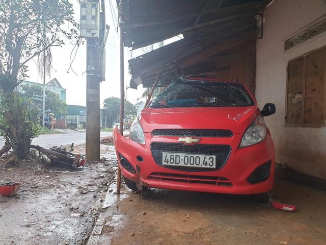 Vì sao không khởi tố cán bộ công an say khướt lái xe gây tai nạn?-1