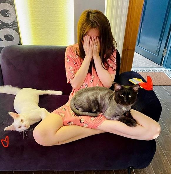 Sau Lệ Quyên đến lượt Hari Won chăm tạo dáng khoe nhẫn kim cương chồng tặng-9