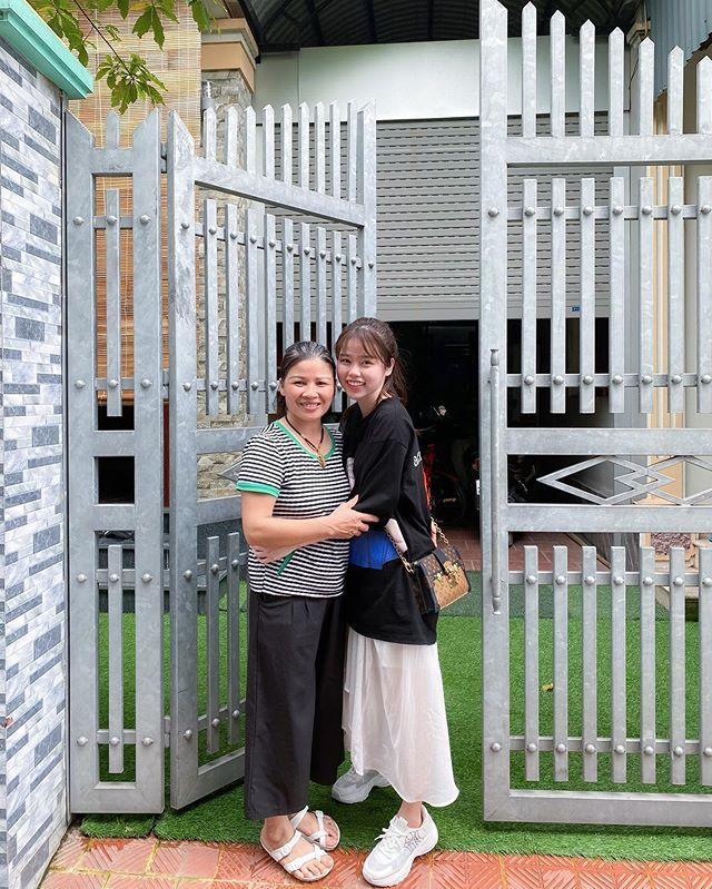 Huỳnh Anh tiếp tục bị dân mạng soi ngoại hình khi lộ ảnh chụp thân thiết với gia đình Quang Hải-4