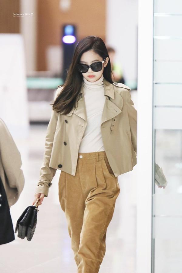 6 khoảnh khắc Jennie Black Pink chiếm dụng sân bay thành sàn diễn cây nhà lá vườn-7
