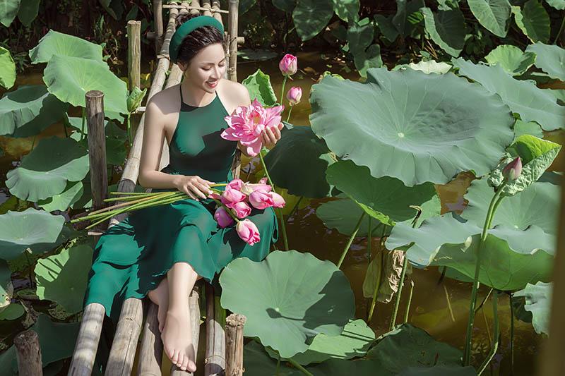 Diễn viên Phạm Hương – gái một con quyến rũ bên sen cuối mùa-2