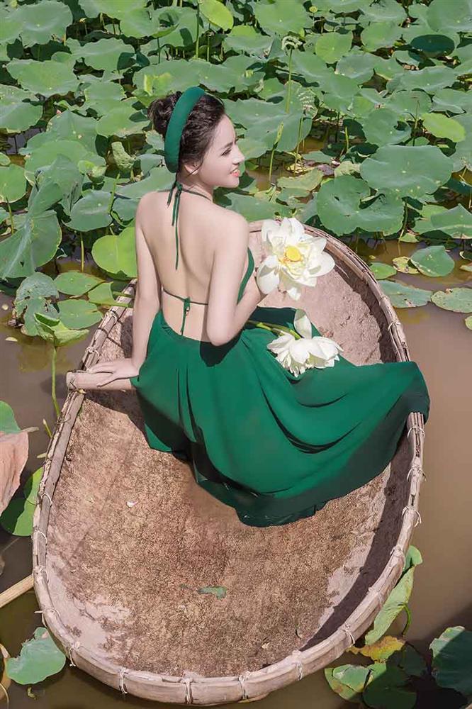 Diễn viên Phạm Hương – gái một con quyến rũ bên sen cuối mùa