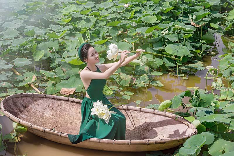 Diễn viên Phạm Hương – gái một con quyến rũ bên sen cuối mùa-6