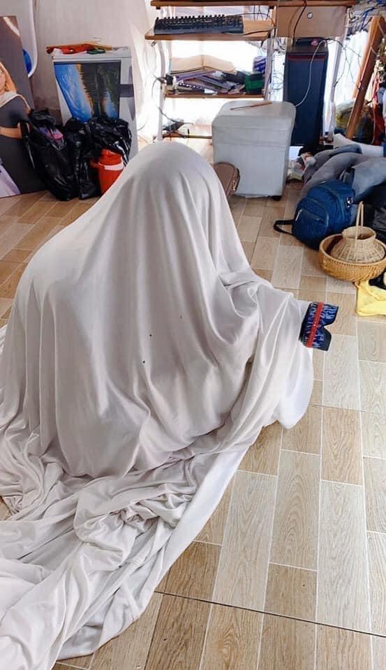 Dắt con đi chụp ảnh nhưng cứ thấy người lạ là con khóc và cách đối phó thông minh của thợ chụp-2