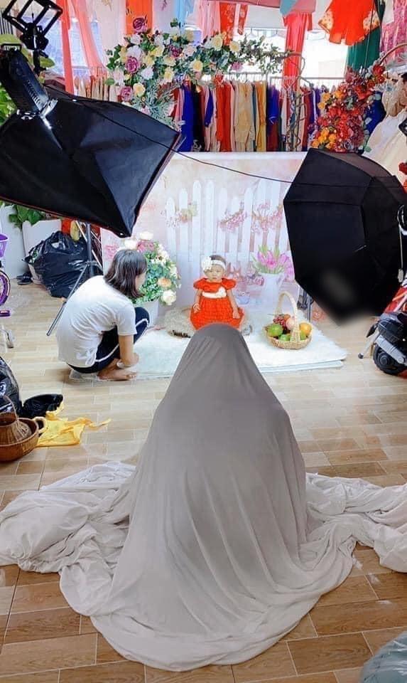 Dắt con đi chụp ảnh nhưng cứ thấy người lạ là con khóc và cách đối phó thông minh của thợ chụp-1