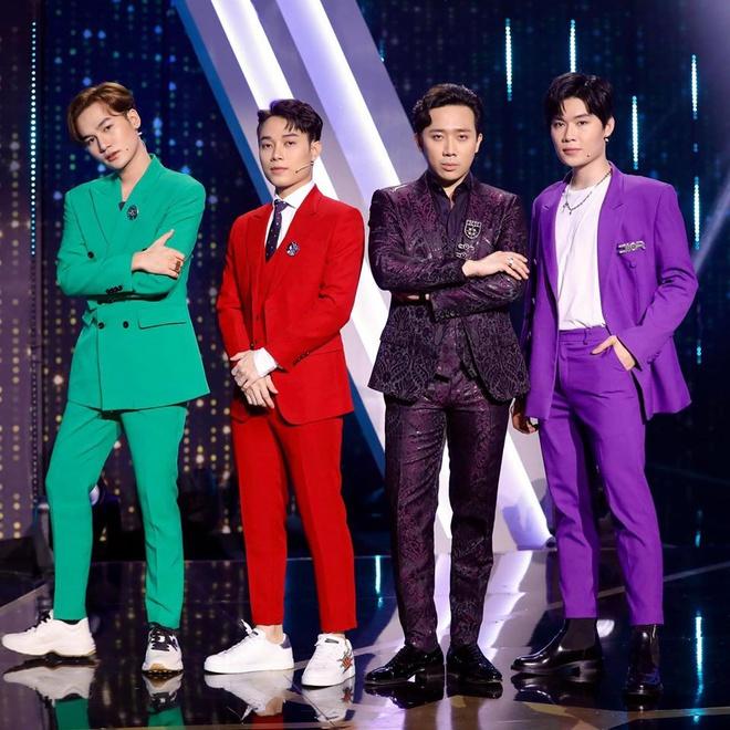 Nhóm bạn Trấn Thành mặc đồ nổi, lấn át nữ chính Người ấy là ai-1