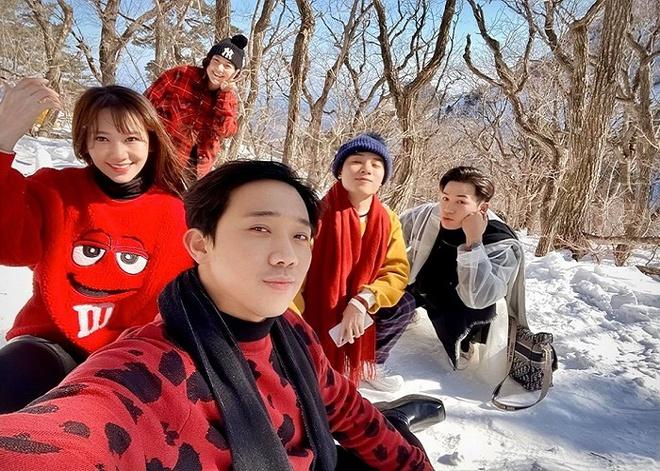 Nhóm bạn Trấn Thành mặc đồ nổi, lấn át nữ chính Người ấy là ai-4