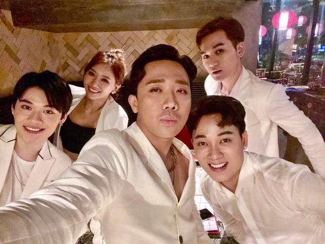 Nhóm bạn Trấn Thành mặc đồ nổi, lấn át nữ chính Người ấy là ai-5