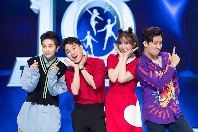 Nhóm bạn Trấn Thành mặc đồ nổi, lấn át nữ chính Người ấy là ai-6