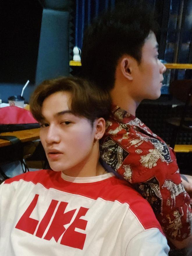 Nhóm bạn Trấn Thành mặc đồ nổi, lấn át nữ chính Người ấy là ai-7