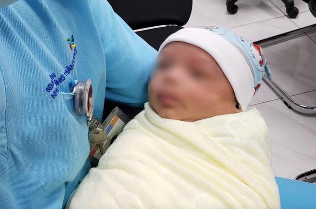 TP.HCM: Bé trai sơ sinh bị bỏ rơi ở hố ga ven đường, bị kiến cắn hoại tử dây rốn đã được đưa vào viện mồ côi-1