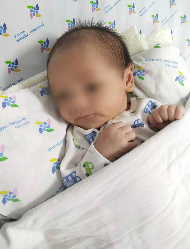 TP.HCM: Bé trai sơ sinh bị bỏ rơi ở hố ga ven đường, bị kiến cắn hoại tử dây rốn đã được đưa vào viện mồ côi-2