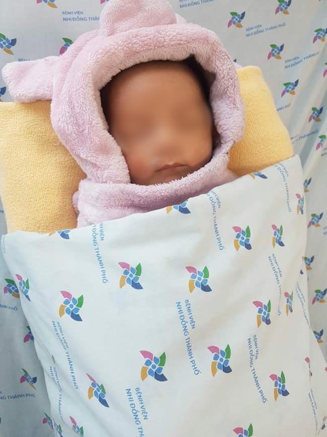 TP.HCM: Bé trai sơ sinh bị bỏ rơi ở hố ga ven đường, bị kiến cắn hoại tử dây rốn đã được đưa vào viện mồ côi-3