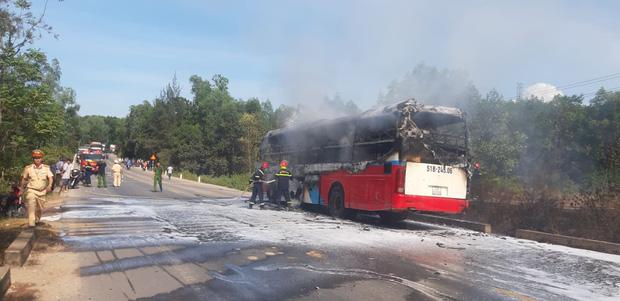 Xe khách chở 16 người bốc cháy dữ dội khi đang lưu thông trên đường-2