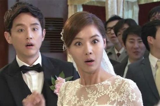 Gửi ảnh nóng đến phá tan đám cưới người cũ, ai ngờ tôi bị cô dâu nói câu chết điếng