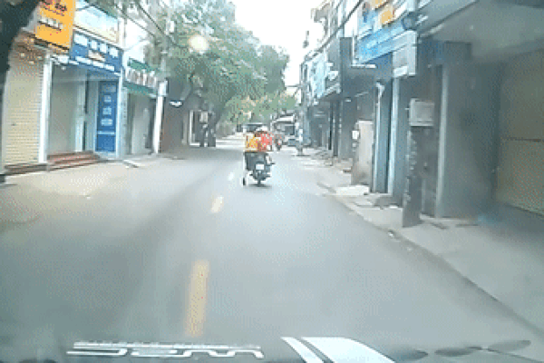 Clip: Đang đi, người phụ nữ ngồi sau xe máy tự nhiên ngã xuống đường, suýt bị ô tô đâm