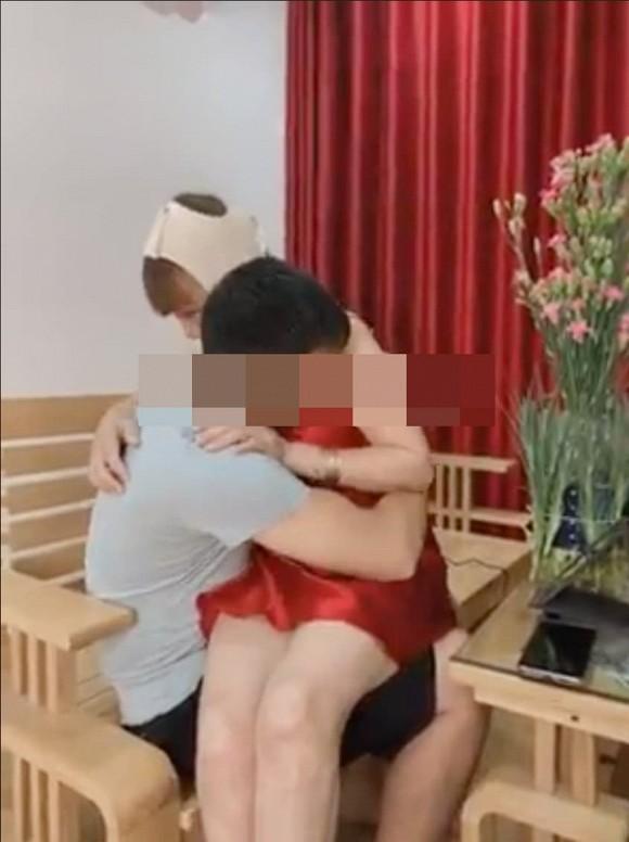 Hôn hít ôm ấp trên livestream, cô dâu 63 tuổi và chồng trẻ bị chỉ trích quá lố-4
