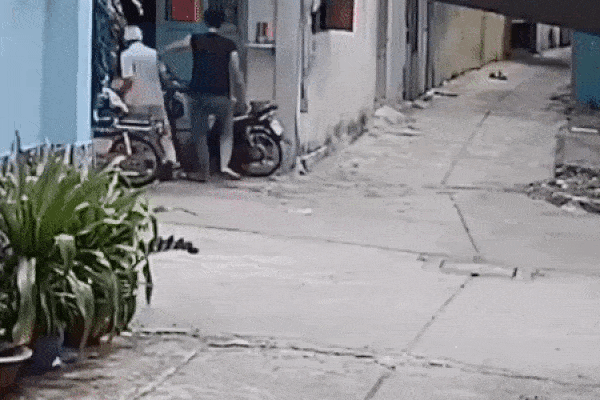 Clip: Con trai lực lưỡng giật áo đấm vào mặt bố, phang đầu mẹ già chấn thương
