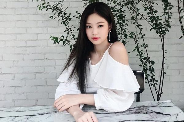 Công chúa YG như Jennie: Thảnh thơi đi chơi cũng diện nguyên cây hàng hiệu với giá trị khủng-7