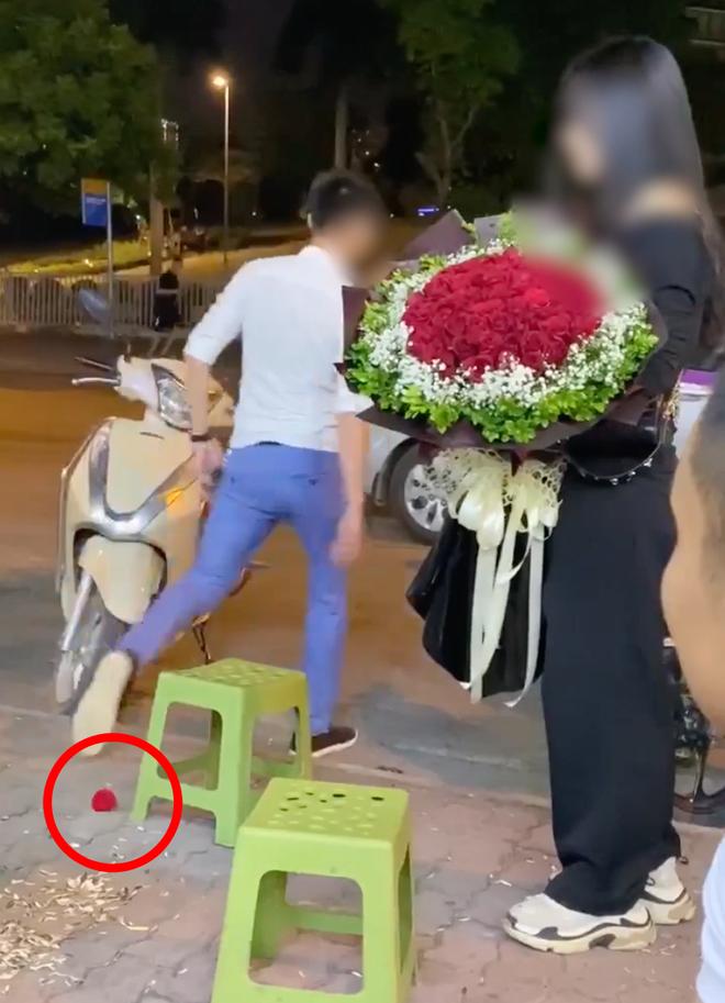 Quỳ gối cầu hôn bị từ chối phũ, hành động ném nhẫn của chàng trai Hà Nội gây xôn xao-3