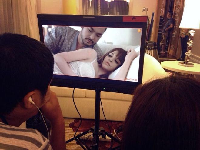 Mỹ nhân Việt và những chiếc váy ngủ trễ nải nóng bỏng trên màn ảnh-6