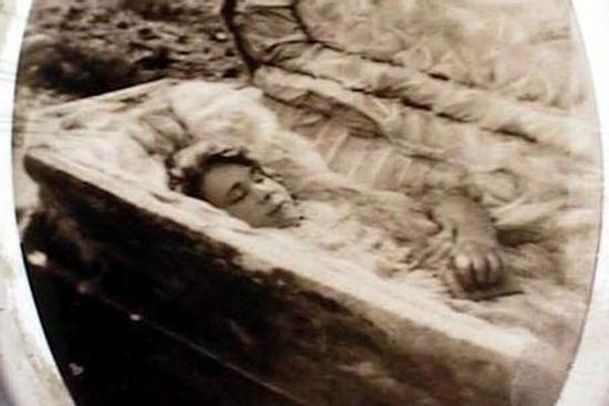 Cô gái đang lâm bồn thì qua đời, thi thể 6 năm vẫn nguyên vẹn và bí ẩn rùng mình