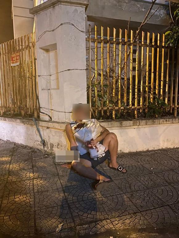 Chàng trai số nhọ, mang hoa tặng crush thì bị cả làng ra khống chế vì tưởng lầm là trộm-1