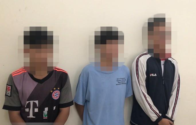 Người phụ nữ thuê 3 thiếu niên tạt mắm tôm quán cà phê ở quận 7 TP HCM-1