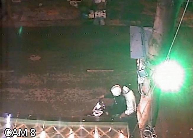 Người phụ nữ thuê 3 thiếu niên tạt mắm tôm quán cà phê ở quận 7 TP HCM-2