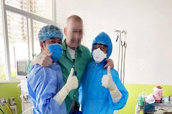 Bật mí hành trình bay 32 giờ đưa phi công người Anh từ TP HCM ra Hà Nội về nước-1