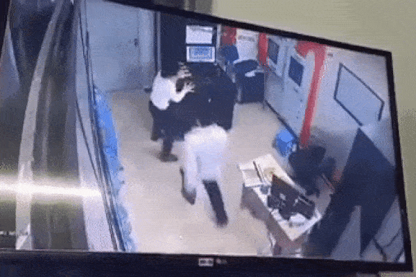 Nữ nhân viên bảo vệ chung cư ở Hà Nội bị gã thanh niên đánh túi bụi