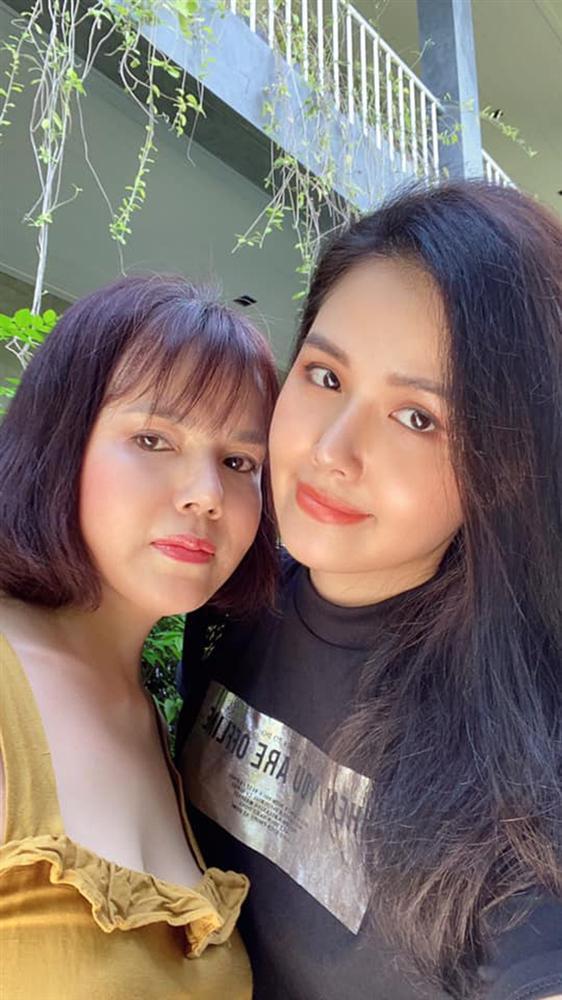 Nhan sắc ở tuổi 56 của mẹ Phanh Lee gây bất ngờ, gu ăn mặc thời thượng không kém con gái là bao-3