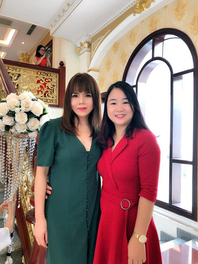 Nhan sắc ở tuổi 56 của mẹ Phanh Lee gây bất ngờ, gu ăn mặc thời thượng không kém con gái là bao-5