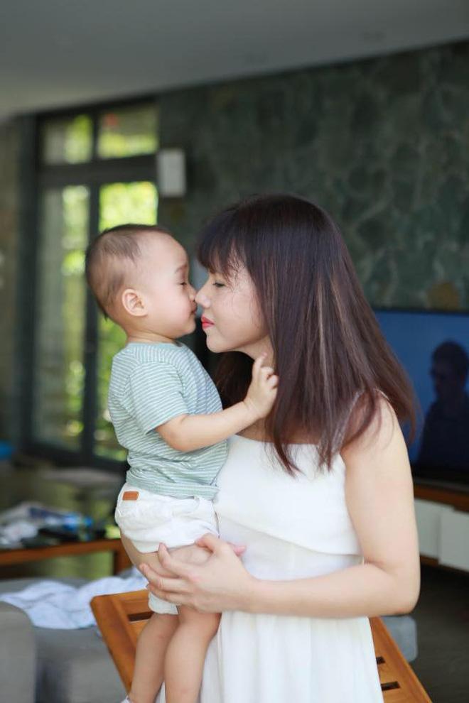 Nhan sắc ở tuổi 56 của mẹ Phanh Lee gây bất ngờ, gu ăn mặc thời thượng không kém con gái là bao-6