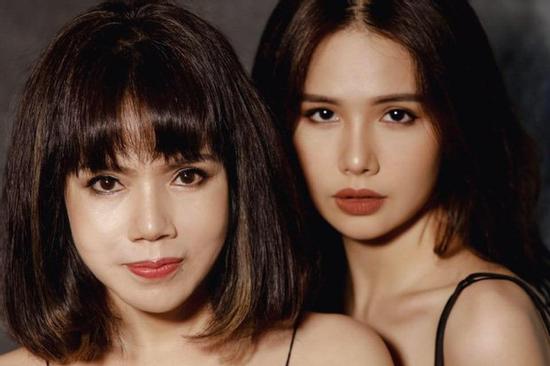 Nhan sắc ở tuổi 56 của mẹ Phanh Lee gây bất ngờ, gu ăn mặc thời thượng không kém con gái là bao