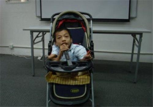 Chú rể 90cm kết hôn với cô dâu 1m70 là thư ký của mình giờ ra sao?-1