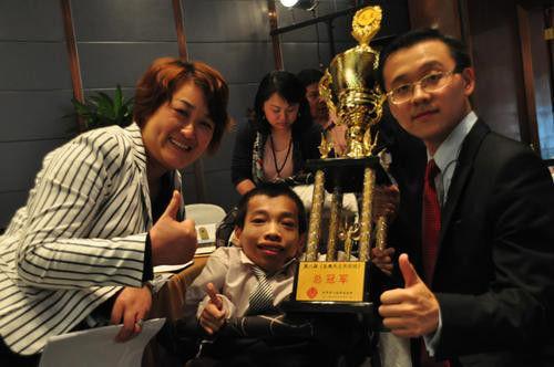 Chú rể 90cm kết hôn với cô dâu 1m70 là thư ký của mình giờ ra sao?-4