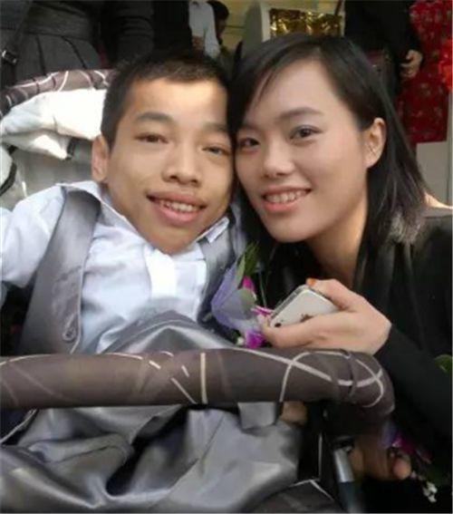 Chú rể 90cm kết hôn với cô dâu 1m70 là thư ký của mình giờ ra sao?-6