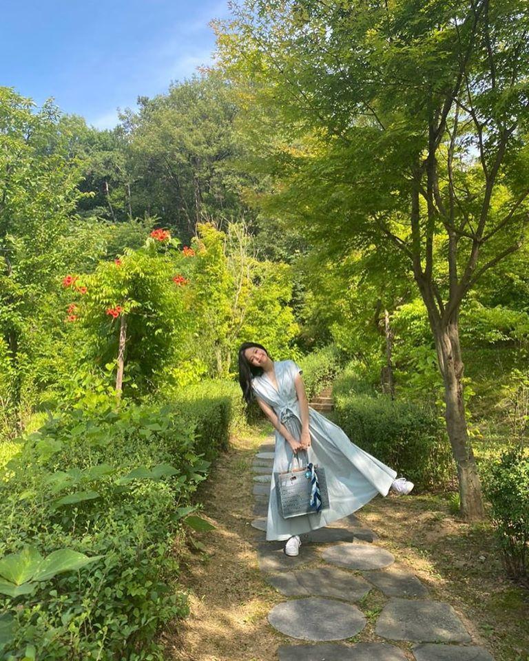 Công chúa YG như Jennie: Thảnh thơi đi chơi cũng diện nguyên cây hàng hiệu với giá trị khủng-2