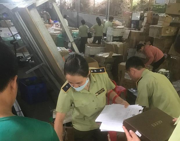 Bên trong tổng kho hàng lậu 10.000m2 của 9x Lào Cai: Hàng nghìn sản phẩm nhái Gucci, Louis Vuitton...-2