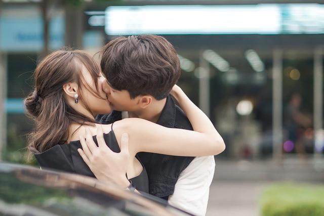 Phi công trẻ hôn Ninh Dương Lan Ngọc suốt 2 tiếng vẫn chưa là gì với Ngô Kiến Huy hôn Nhã Phương-8