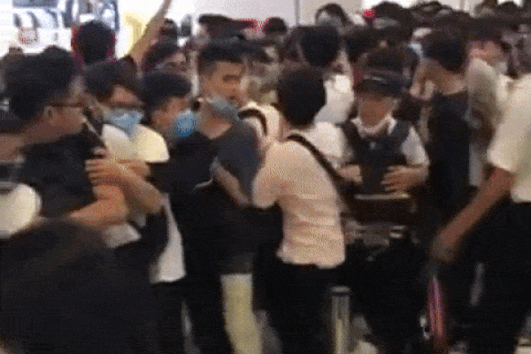 Clip: Ám ảnh cả trăm người chen lấn, xô đẩy mua 50 đôi giày hiệu phiên bản giới hạn ở Sài Gòn