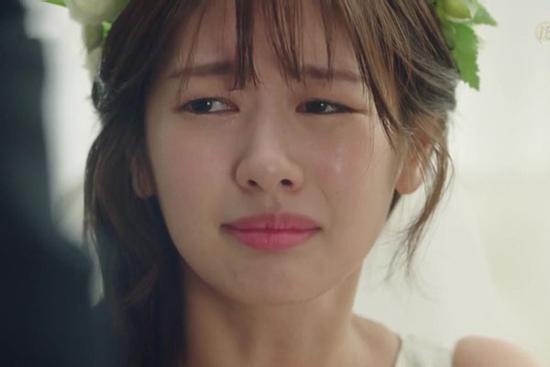 Đang đám cưới linh đình, ả người yêu cũ bất ngờ lao lên gào thét, tôi bình tĩnh giải nguy cho chồng