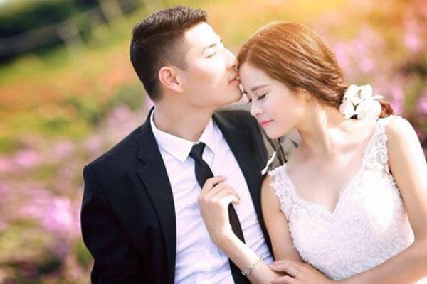 Vui vẻ dẫn bồ nhí vào nhà nghỉ, vừa rút ví cho cô ta tiền thì tôi rụng rời chân tay-2