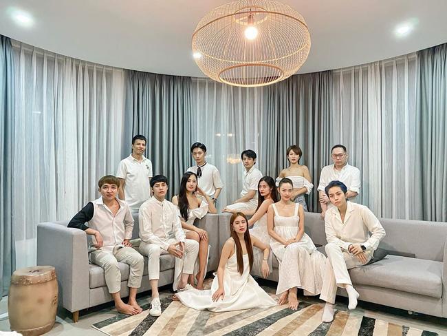 Bức ảnh quyền lực nhất Vbiz: Noo Phước Thịnh và Mai Phương Thúy e ấp trong tiệc của Gil Lê-2