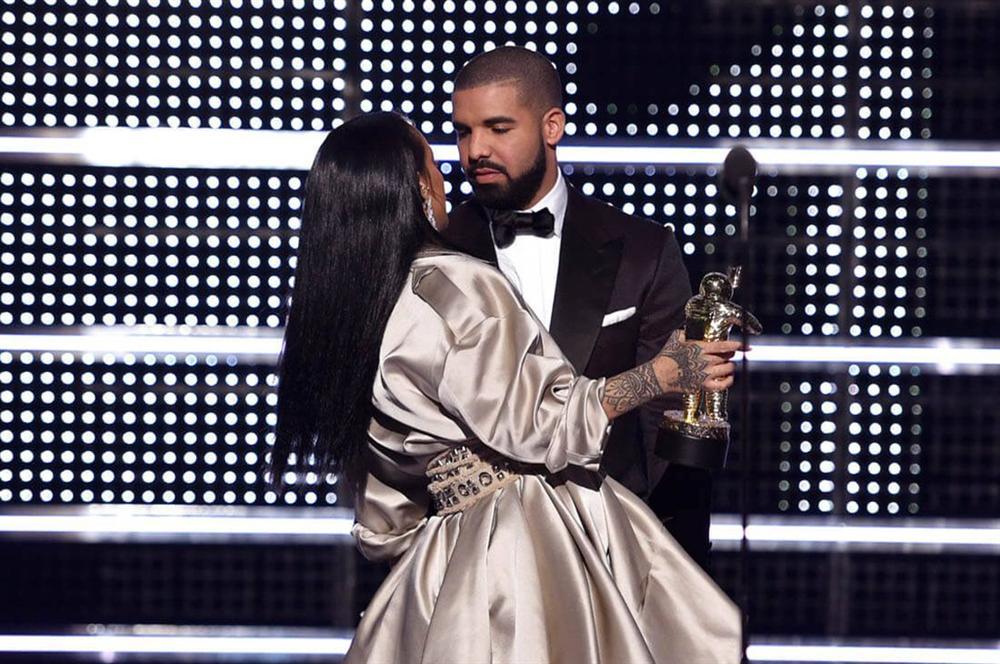 Cầu hôn nơi đông người: Dũng cảm hay phô trương, kém tinh tế?-1