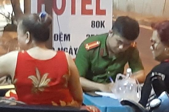 Thanh niên nghi cố thủ trong nhà dân, cầm hung khí tự đâm vào bụng ở Sài Gòn