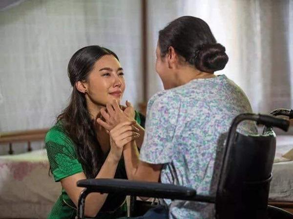 Về ra mắt nhà bạn trai nghèo khó, tôi định bỏ về, không ngờ mẹ anh dúi vào tay một thứ-1